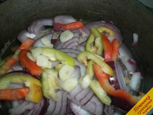 4) Мясо посолить по вкусу. Выложить на него сверху подготовленные овощи (вперемешку). Накрыть крышкой и потушить минут 10. 