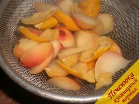 4) После необходимо компот из яблок с мандариновой шкуркой слить через сито. Фрукты не должны быть в киселе. А компот снова ставим на плиту. 