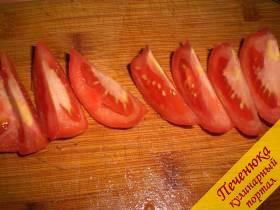 3) Порезать дольками помидор. Лучше использовать мясистый овощ. 
