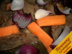 3) После печень перевернуть другой стороной и, добавив крупно порезанную морковку и лук, посолить и продолжить тушить до готовности печенки. Периодически перемешиваем.