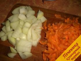 2) Пока куриное мясо напитывается солью и перцами, займемся овощами. Репчатый лук порезать крупными кубиками. На крупной терке потереть морковку.