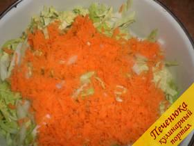 2) Свежую морковь помыть, почистить и измельчить при помощи мелкой терки. Смешать овощ с капустой. 