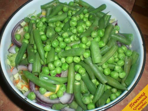 6) Вынуть овощи из воды, позволить жидкости стечь. Отправить в общий салатник и перемешать.