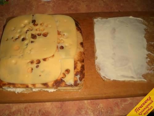 5) Опять-таки слой из сыра накрываем блином, смазанным с нижней стороны бутербродным плавленым сырком.