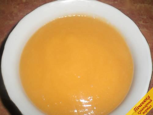 4) Согласитесь, не очень аппетитно. Я для себя решила вопрос аппетитности, перемолов овощи блендером, сделав суп-пюре. Получился вот такой красивый яркий желто-оранжевый суп. А для усиления вкуса и аппетитности советую посыпать свою порцию супчика свежим зеленым лучком. 