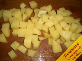 2) Подготовить овощи. Картофель порезать мелкими кубиками, чтобы он быстрее сварился. Добавить в бульон после кипения. Пенку, образовавшуюся после добавления картофеля, также щепетильно собрать.