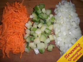 3) В суп для самых маленьких из кролика я буду добавлять следующие овощи: кабачок (мелкие кубики), лук (мелко нашинкованный) и морковку (порезанную небольшими тонкими полосками). Сразу поясню, почему такая нарезка. Важно, чтобы овощи быстро варились и в то же время не потеряли свои полезные свойства. К тому же, если вы планируете этим супчиком кормить старших детишек, то эти маленькие гурманы обожают нестандартную нарезку овощную в блюдах. Что касается лука в супе, то моя детвора его не особо любит. Поэтому я нарезаю очень мелко, чтобы в готовом блюде этот овощ не бросался в глаза и мои строгие дегустаторы его просто не заметили. В суп добавляются лук и морковь одновременно, как только картофель дойдет до полуготовности.