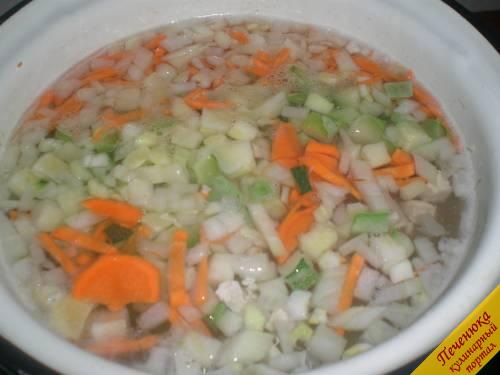 4) Лук с морковью варятся в течение минуты. После сразу добавляю кабачок и варю еще не более минуты. Суп варится на среднем огне. Он должен постоянно несильно кипеть. 