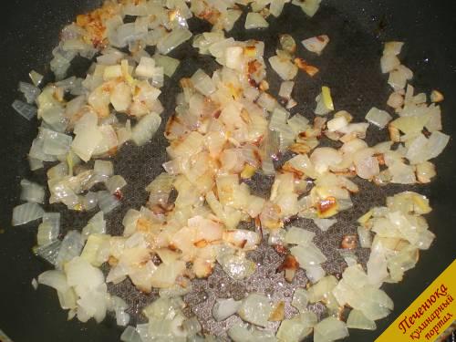 6) Пока каша варится, приготовим лук. Он разнообразит привычную гречку. На сковороде, смазанной растительным маслом, обжарить лук до золотистого цвета. 