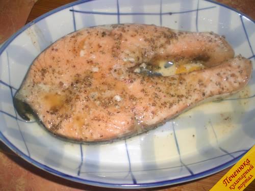 7) Готовый стейк лосося, пока он горячий, посыпать кунжутом  и подать к столу. Сервировать колечками лимона. Во время снятия пробы лосося сбрызгивать свежим соком лимона. 