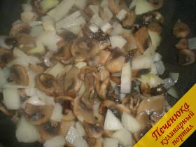 1) На хорошо разогретой сковороде поджарить шампиньоны. Посолить. Как только грибы начнут подрумяниваться, добавить репчатый лук (порезанный мелкими кубиками) и чеснок (режется кольцами). Перемешать и готовить на слабом огне до готовности лука. Готовые грибы переложить со сковороды в салатник.
