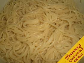 4) В готовые спагетти влить растопленное на водяной бане сливочное масло. Перемешать. Я также (если готовлю спагетти с лесными грибами) дополнительно в макароны добавляю измельченный чеснок и перемешиваю. 