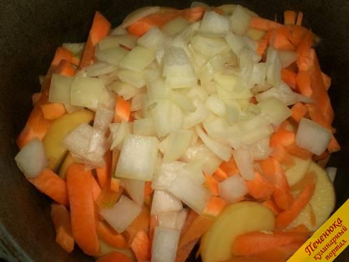 4) Порезать крупно морковь и лук. Мне нравится морковь нарезать длинными брусками. Выложить морковку на картофель, сверху слой лука. Не перемешивать. Накрыть крышку и готовить около 5 минут. 