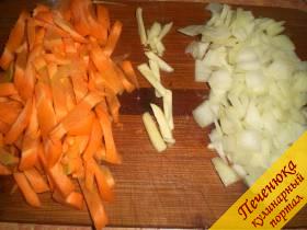 4) Подготовить овощи. Морковку порезать длинными полосками, лук репчатый – кубиками, чеснок – также длинными тонкими полосками.