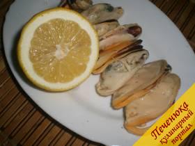 Мидии 500 г, шампиньоны (по желанию) порционное количество, соль по вкусу, специи для рыбы 4 ст. ложки, лимон 2 шт., семечки кунжута 3 ч. ложки.
