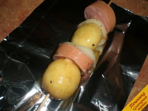 5) Каждый шашлык из молодой картошки завернуть в фольгу так, чтобы внутрь не просачивался воздух. 