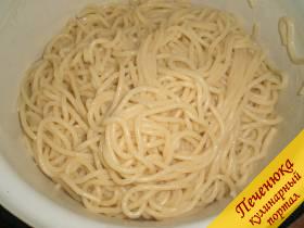 5) На тарелку выложить спагетти. Сверху на них выложить кальмары с соусом.