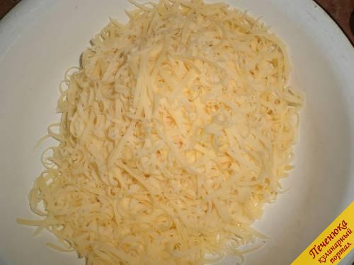 6) Потереть на мелкой терке сыр. Непосредственно перед подачей присыпать спагетти сыром и подать к столу. 