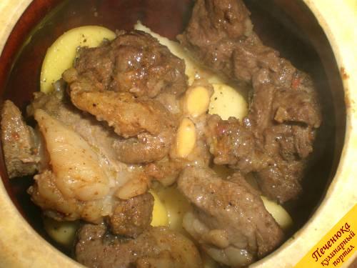 4) Выложить картофель на дно горшочка. На овощ выкладывается порционное количество кусочков баранины. Сюда же влить немного жидкости со сковороды. 