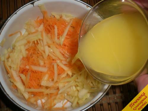 3) Залить апельсиновым соком морковь с яблоком и поставить на 5 минут в холодильник охладиться.