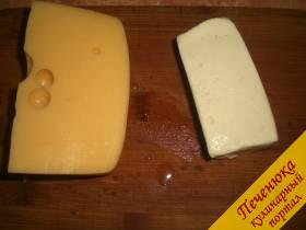 5) Последний ингредиент моего греческого салата с кальмаром – сыр. Я добавляю два вида сыра: брынзу и твердый сыр солено-сладких сортов. Сыры порезать небольшими кубиками.