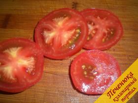 4) Также подобрать по размеру помидор и порезать колечками. 