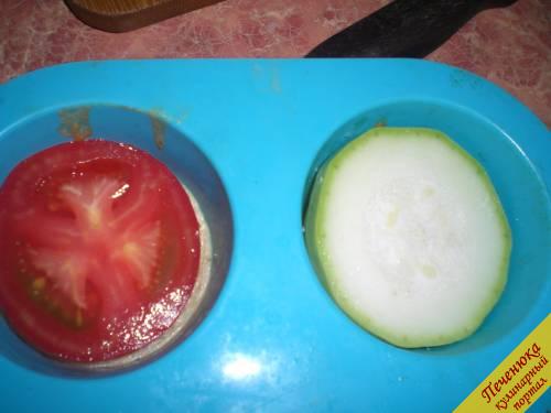6) Теперь выкладываем овощную начинку. Я буду готовить с помидором и кабачком. 