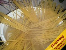 4) Параллельно варить спагетти. Отварить их необходимо на 50%.