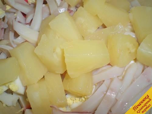 4) Соединить крабовое мясо, кальмары, яйца, зелень в одной посуде. Добавить порезанный кубиками ананас. 
