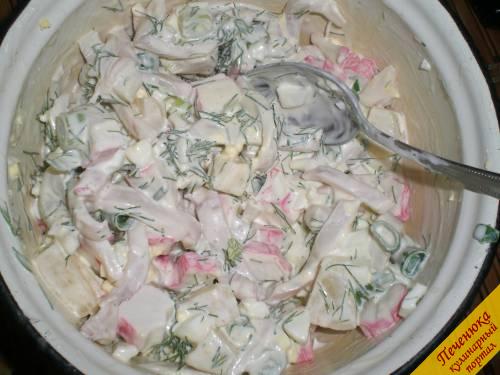 5) Заправить салат с кальмаром и ананасом майонезом. Добавить соль. Перемешать. Салат можно перекладывать в салатник и подавать к столу.  