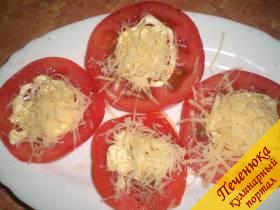 3) На мелкой терке потереть твердый сыр. Покрыть им помидоры.
