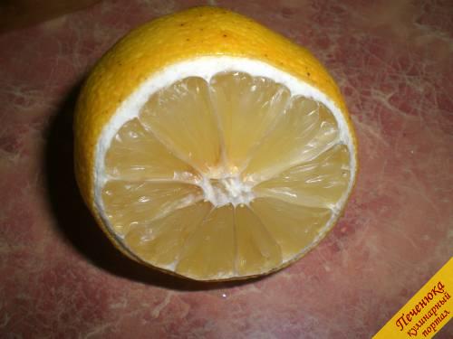 5) Сбрызнуть салат лимонным соком. Добавить соль. Перемешать и, сервировав, подать к столу.