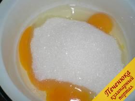 1) Яйца хорошо взбить с сахаром. После полного растворения сахара добавить сметану. Взбить миксером. Добавить соду и повторно перемешать.