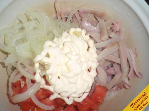 4) В одной посуде соединить кальмары, помидор, лук. Полить майонезом и перемешать. Праздничный салат с кальмаром готов. Остается его только сервировать. Подается сразу после приготовления. 