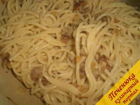 3) Сваренные спагетти смешать с луком и фаршем, приготовленным на сковороде.