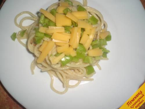 6) На тарелку выложить порцию спагетти. Сверху «посыпать» перцем и сыром. Перед подачей полить порцию соусом из брокколи. Готово! Приятного аппетита!