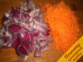 5) Красный салатный лук порезать кубиками небольшого размера, потереть морковку.