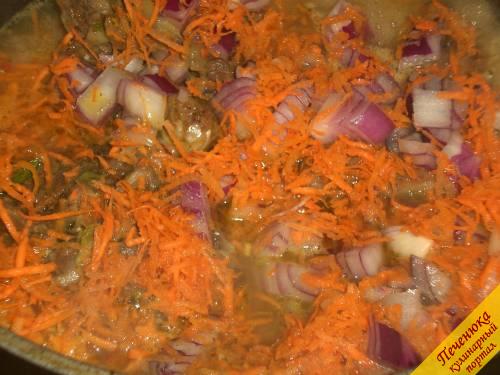 6) Выложить лук с морковкой поверх баранины и продолжить готовить еще минут 10-15. Если есть необходимость, то досолить. После огонь выключаем и даем время блюду немного дойти и отдохнуть. После сервируем и подаем к столу. 