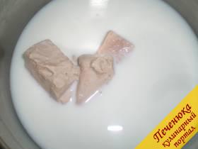 1) Сначала займемся тестом. В подогретом молоке необходимо развести дрожжи. В молоко добавить ложку сахара. 