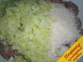 6) Соединить капусту с фаршем, добавить рис, перемешать хорошенько. 