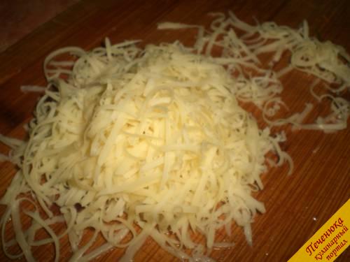 6) Потереть твердый сыр. Все составляющие готового блюда подготовлены. Займемся сервировкой. На тарелку выложить горкой спагетти. Сверху выкладываем тушеные овощи, а по кругу посыпаем сыром. Блюдо готово к подаче на стол. 