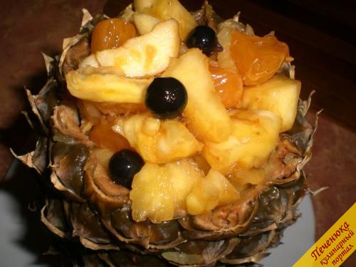 9) Остается переложить фрукты в ананас. Сюда же влить выделившийся сок. Десерт готов. Можно его подать к столу. А, сервируя, не забудьте подать десертные вилочки. Ведь именно ими кушают этот десерт Фруктовый фонтан в ананасе.