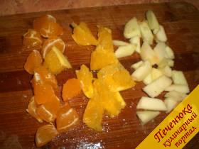 2) Теперь подготовим фрукты. Можно добавлять любые фрукты и ягоды, какие имеются. Я использовала яблоко, апельсин и мандаринки. Обязательно с фруктов срезать кожуру. Порезать кубиками.
