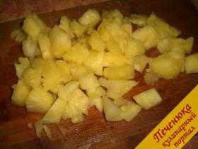 1) Сначала свежий ананас я порезала и очистила, срезав кожуру. Сердцевину ананасовую я не вырезаю. Все-таки именно в ней содержатся витамины и прочие полезности ананасовые. Чтобы было моему блендеру легче измельчить фрукт, я порезала его мелкими кубиками.
