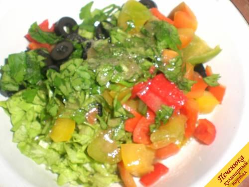 6) Заправляем овощи с зелень приготовленным соусом-заправкой и перемешиваем. Оставить на 15 минут без внимания.