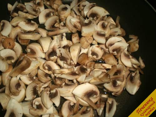 8) Параллельно с варкой пельменей необходимо приготовить грибы. Шампиньоны порезать пластами. На сковороде растопить сливочное масло. Выложить грибы на жаровню. Жарить до готовности на среднем огне. 
