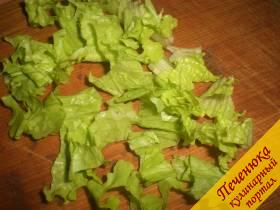 3) Далее нужно листья салата помыть, просушить и порезать. Говорят, чтобы сохранить больше полезностей, листовой салат лучше порвать руками. Я, не смотря на этот совет, все-таки нарезаю ножом. 