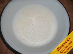 2) Молоко смешать с кокосовой стружкой. 