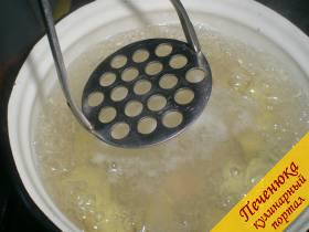 2) Как только картофель сварится наполовину, необходимо его потолочь прямо в кастрюле. Также сейчас следует добавить соль по вкусу. 