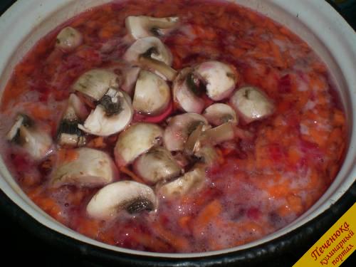 5) Крупными дольками порезать шампиньоны и отправить их в кастрюлю через пять минут варки овощей. Далее свекольный суп с грибами варится еще несколько минут. Рекомендую попробовать на соль и, если есть необходимость, досолить. 